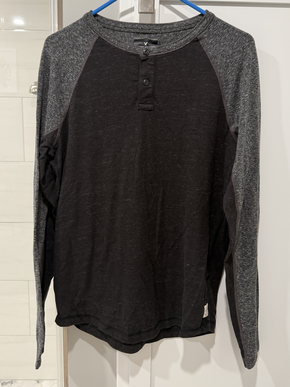 Men'American Eagle Outfitters  Long-Sleeve Henley Size Small